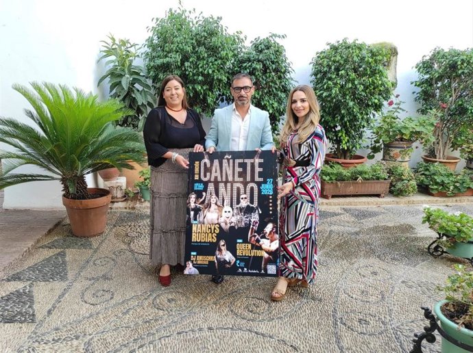 La delegada de Turismo en Diputación, Narci Ruiz, y el alcalde de Cañete de las Torres, Félix Romero, presentan el cartel de 'Cañeteando'.