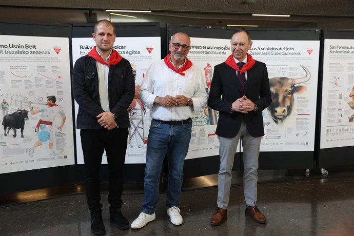 I-D: Carlos Andrés Uranga (Ayuntamiento de Pamplona), Ignacio López-Goñi (Museo de Ciencias Universidad de Navarra) y José Ángel Andrés (Fundación Caja Navarra), durante la presentación del proyecto 'La ciencia en blanco y rojo'.