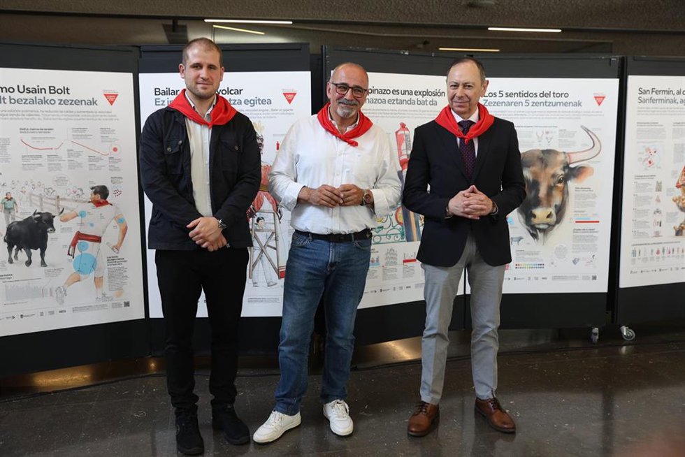 I-D: Carlos Andrés Uranga (Ayuntamiento de Pamplona), Ignacio López-Goñi (Museo de Ciencias Universidad de Navarra) y José Ángel Andrés (Fundación Caja Navarra), durante la presentación del proyecto 'La ciencia en blanco y rojo'.