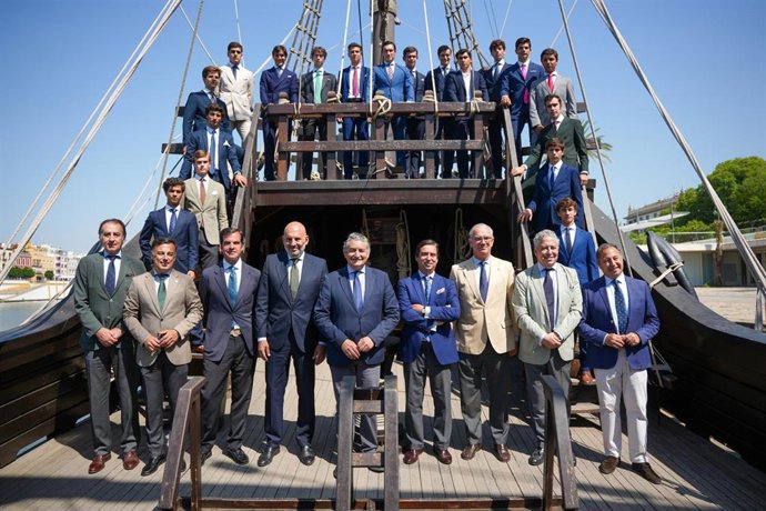 El consejero de Sanidad, Presidencia y Emergencias en funciones, Antonio Sanz preside la foto de familia en la presentación del ciclo Jóvenes Promesas del Toreo, a 16 de junio de 2026 en Sevilla, Andalucía (España).