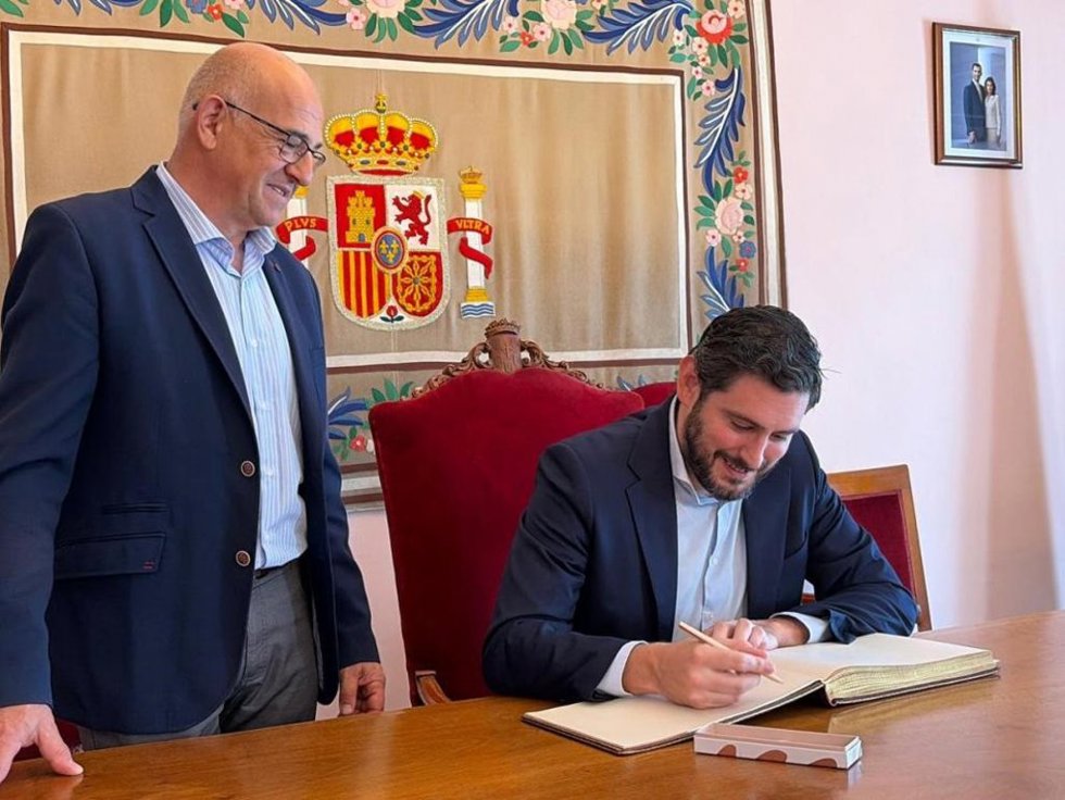 El vicepresidente del Gobierno de Aragón, Alejandro Nolasco, y el alcalde de Sariñena, Francisco Villellas.