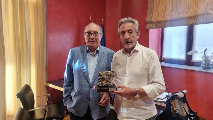 Valdepeñas custodia el primer corcho de los alcornoques de Gruart La Mancha.
