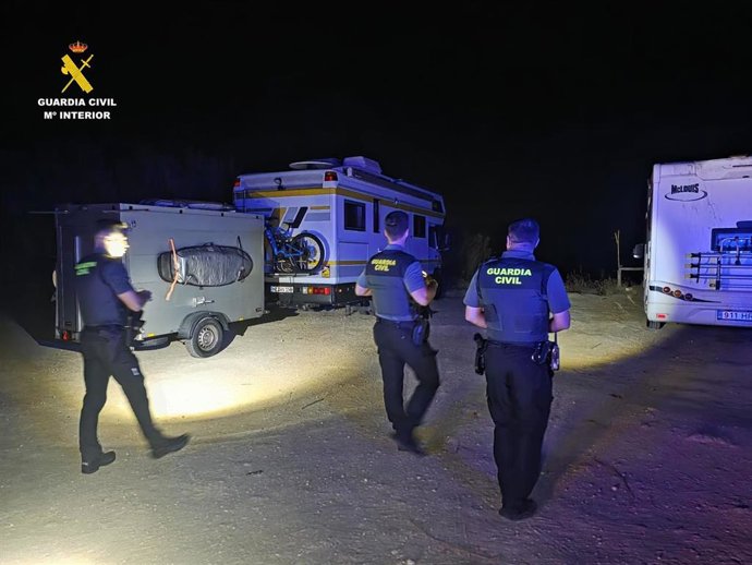 Agentes de la Guardia Civil en un dispositivo para desalojar más de medio centenar de autocaravanas del Parque Natural del Estrecho en Tarifa (Cádiz)