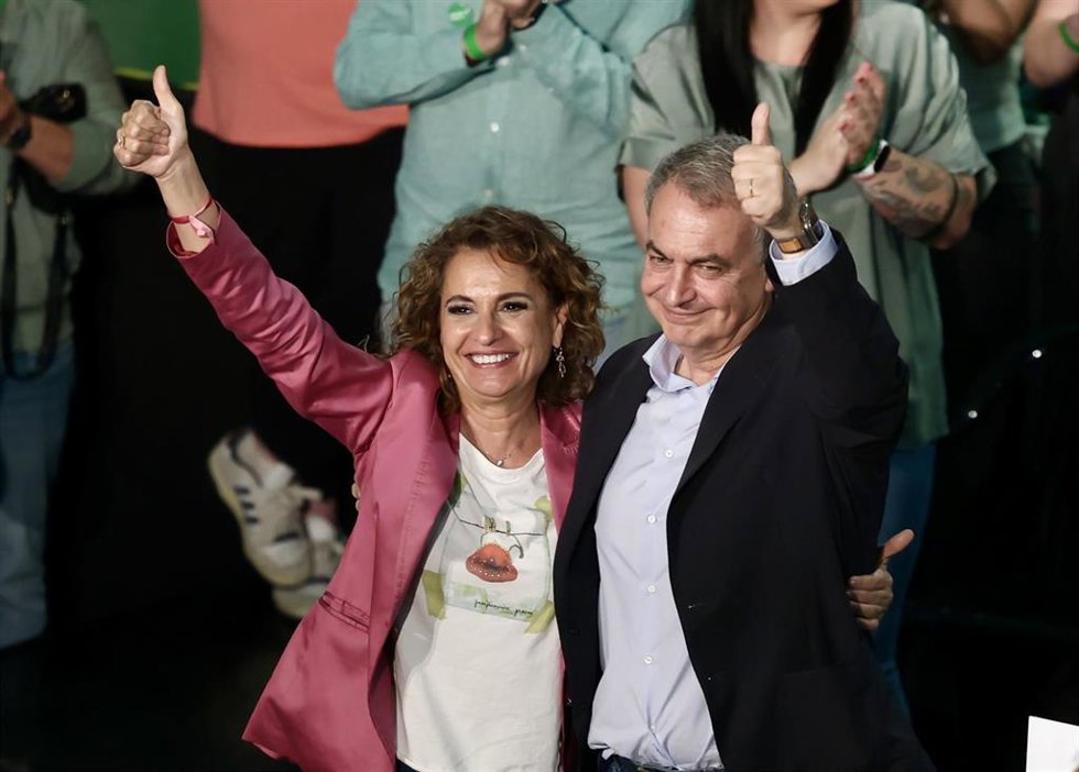 Archivo - La secretaria general del PSOE-A y candidata a la Presidencia de la Junta, María Jesús Montero (i), en un acto público junto al expresidente del Gobierno José Luis Rodríguez Zapatero (d. A 14 de mayo de 2026, en Cádiz (Foto de archivo).