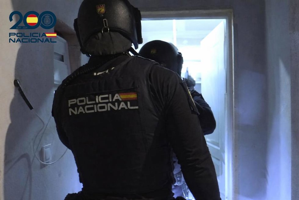 Un agente de la Policía Nacional, de espaldas.