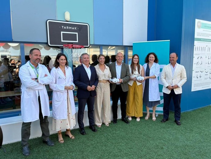 Imagen de la entrega de las gafas de realidad virtual al area de Infantil del Hospital Virgen del Rocío por parte de la Federación andaluza de Futbol