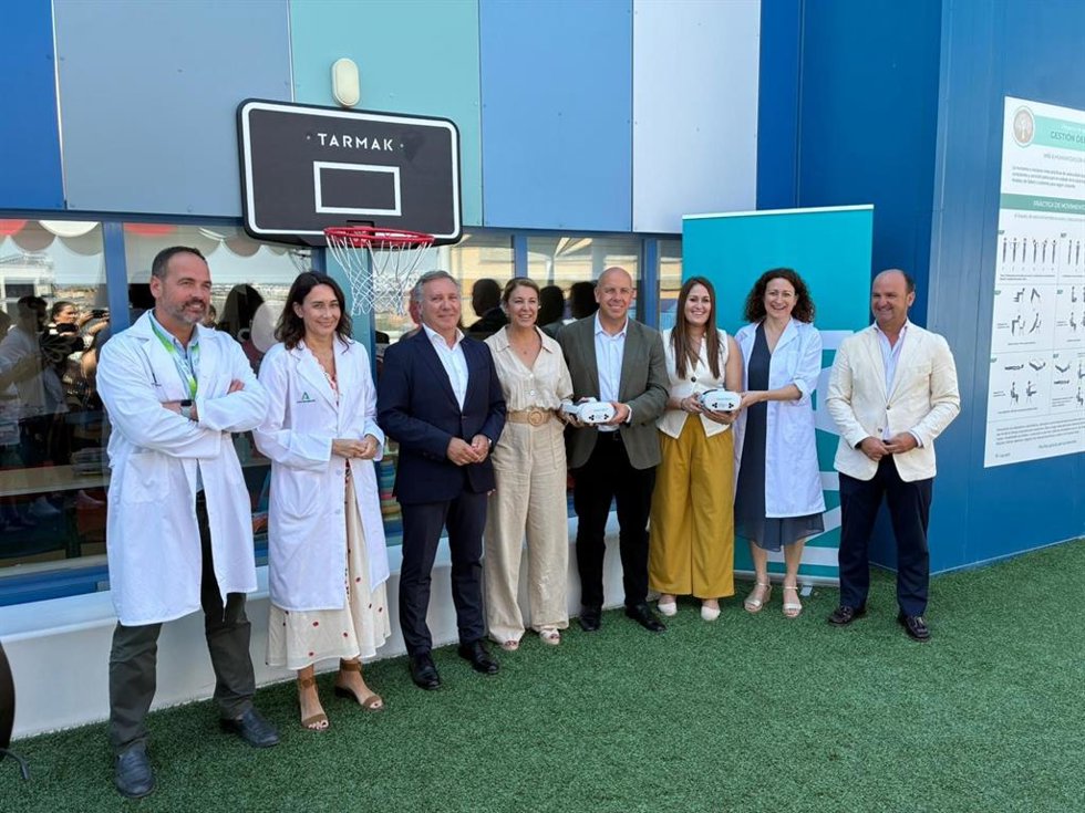 Imagen de la entrega de las gafas de realidad virtual al area de Infantil del Hospital Virgen del Rocío por parte de la Federación andaluza de Futbol