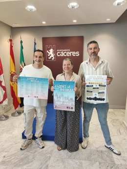 La concejala de Participación Ciudadana de Cáceres, Jacobi Ceballos, junto al director de la Banda Municipal, Francisco Javier Cortés Sánchez, y por José Borda, de la empresa Animatx.