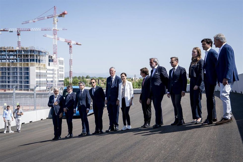 José Vicente de los Mozos, Isabel Díaz Ayuso, Jose Luis Martínez-Almeida, Louise Young, Carlos Sainz Jr y Carlos Sainz, durante la presentación oficial de Madring.