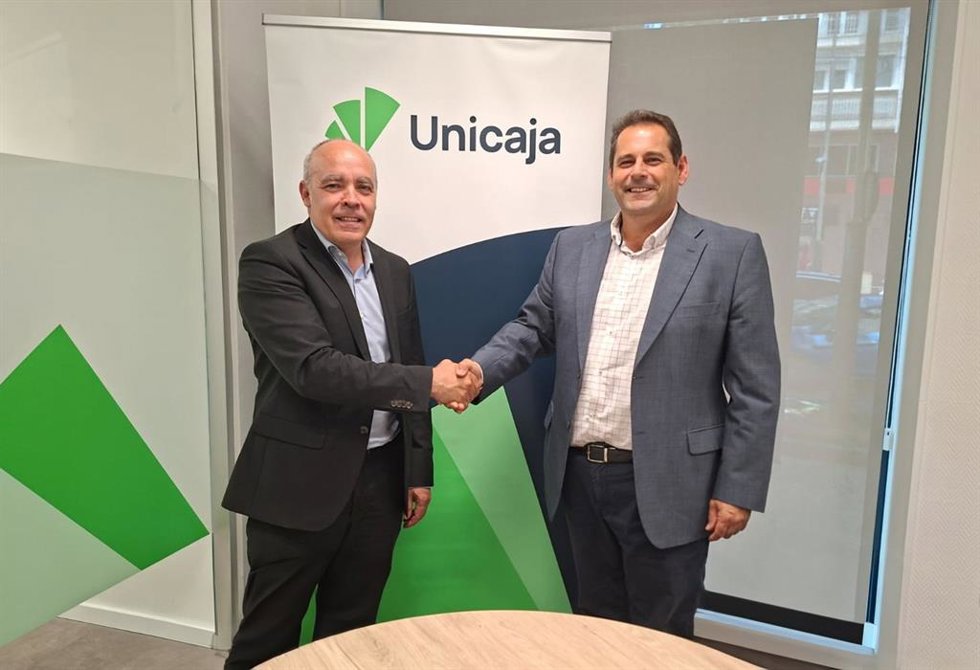 De izquierda a derecha, el director territorial de Andalucía Oriental de Unicaja, Juan Cayuela, y el presidente de Cooperativas Agro-alimentarias de Jaén, José Manuel Espejo