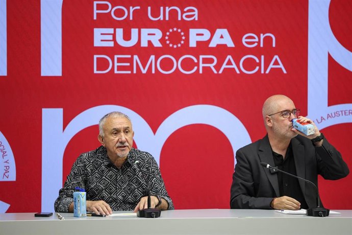 El secretario general de CCOO, Unai Sordo (d), y el secretario general de UGT, Pepe Álvarez (i), durante una rueda de prensa, en la sede de CCOO, a 16 de junio de 2026, en Madrid (España)