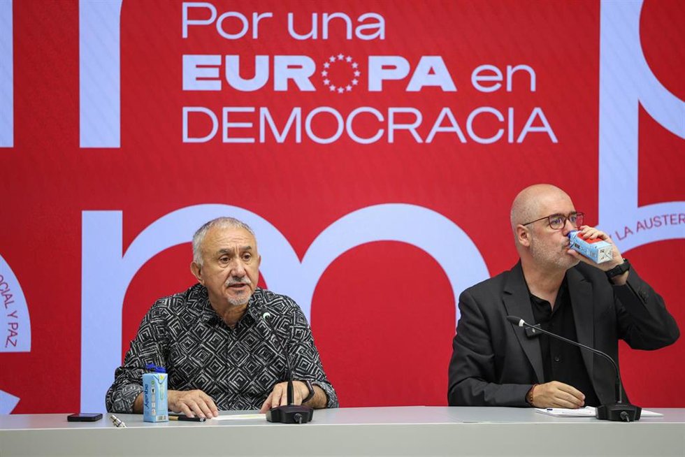 El secretario general de CCOO, Unai Sordo (d), y el secretario general de UGT, Pepe Álvarez (i), durante una rueda de prensa, en la sede de CCOO, a 16 de junio de 2026, en Madrid (España)