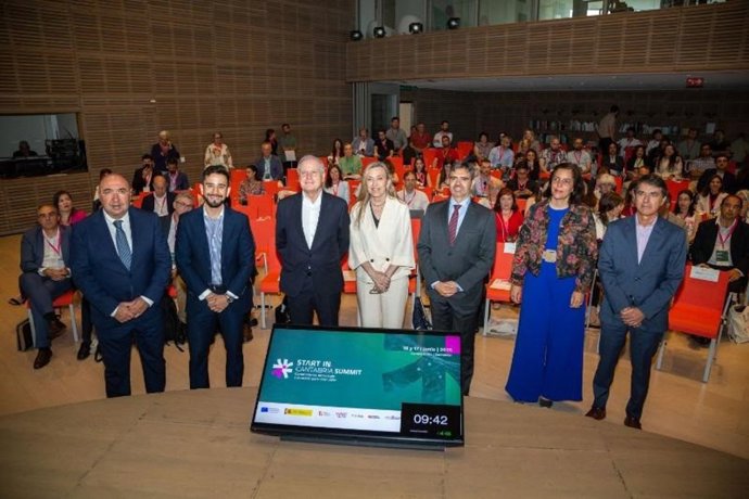 La consejera de Economía, Innovación, Empresa y Trabajo Autónomo, Belinda León, y el director general de Empresa, Energías e Internacionalización, Amadeo Lázaro, participan en la apertura institucional del Start in Cantabria Summit