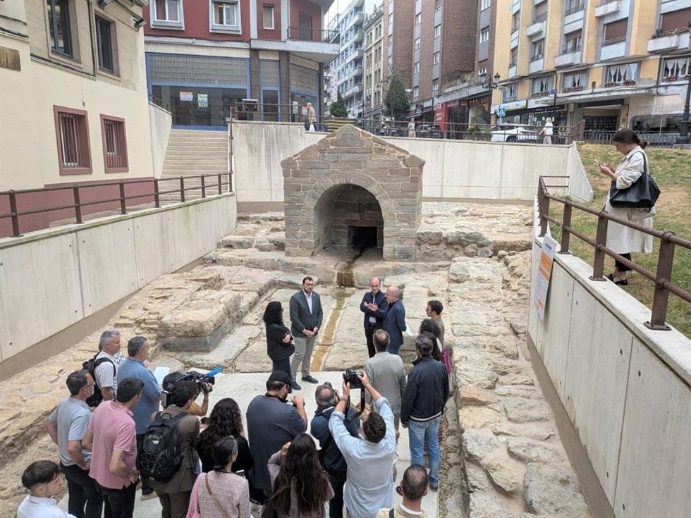 Adrián Barbón, en la fuente de Foncalada
