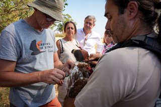 La consejera de Sostenibilidad y Medio Ambiente en funciones, Catalina García, durante los trabajos de anillamiento de un ejemplar de águila imperial en el Espacio Natural de Doñana.