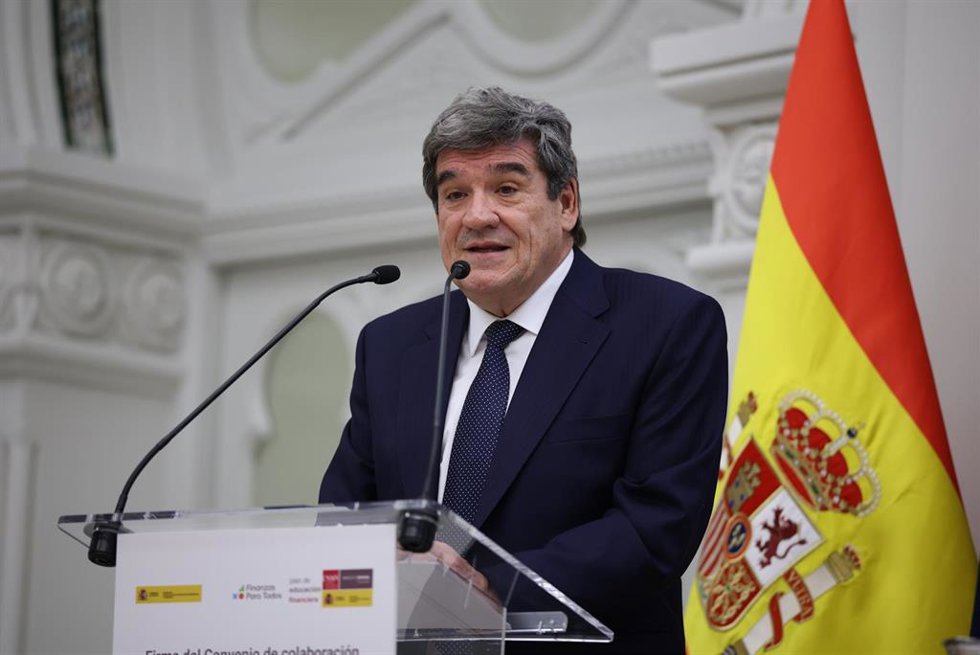 Archivo - El gobernador del Banco de España, José Luis Escrivá, durante la firma del convenio de colaboración entre el Ministerio de Educación, Formación Profesional y Deportes y el Plan de Educación Financiera, en el Banco de España, a 16 de enero de 202