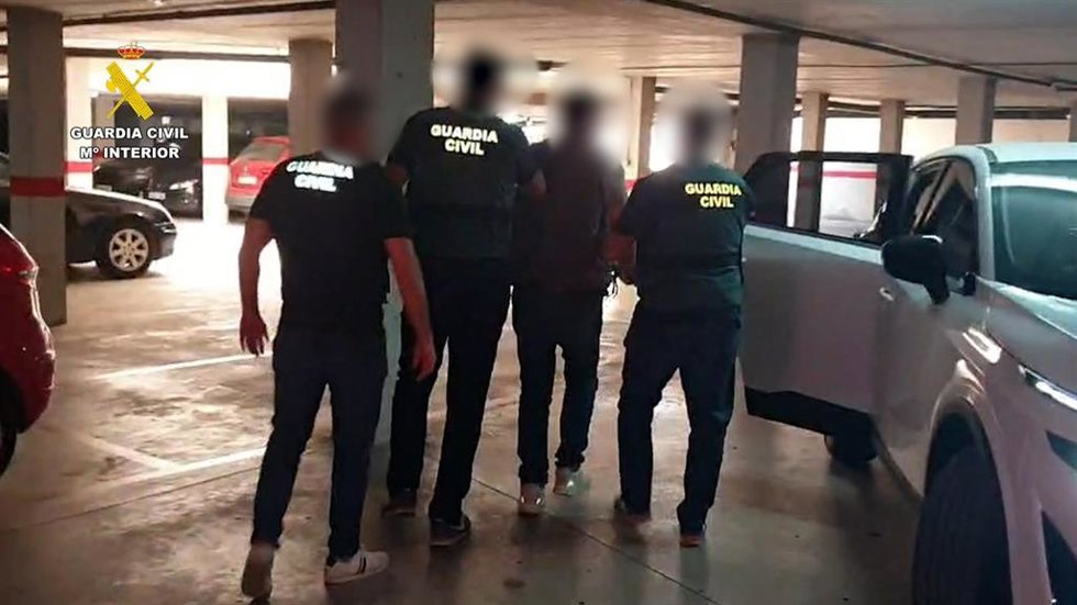 Agentes de la Guardia Civil de Almería junto al hombre detenido.