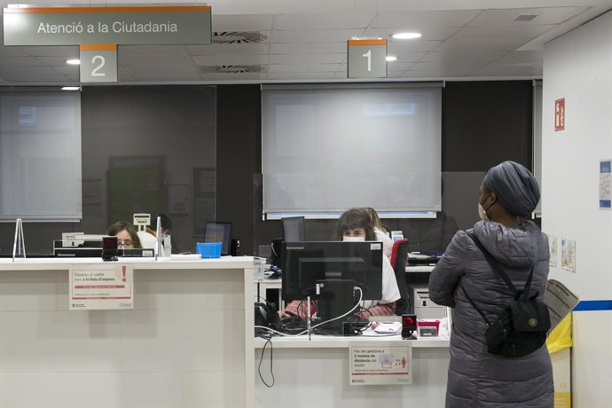 Archivo - Arquivo - Uma paciente aguarda atendimento na recepção do CAP Masdevall no dia em que tem início a campanha de vacinação contra a gripe na região, em Figueres, Girona (Catalunha), em 16 de outubro de 2020. A campanha coincide com a entrada em vi