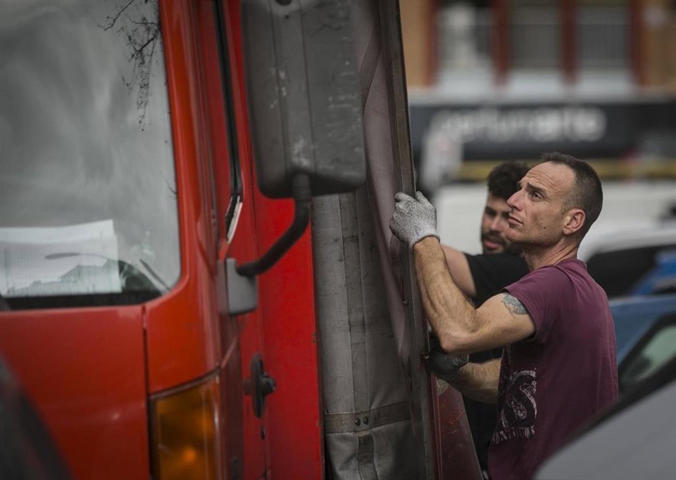 Archivo - Imágenes de recurso de transportistas durante su turno de trabajo.