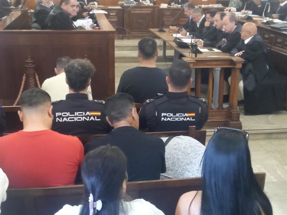 Francisca Cortes, conocida como La Paca, en el centro de la imagen con vestido claro, en la Audiencia Provincial.