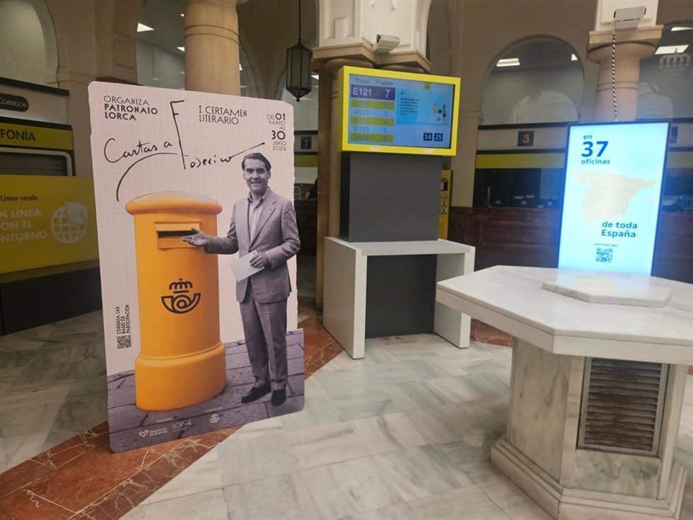 Cartel con la iniciativa de Correos para homenajear a García Lorca, en la sede principal de la compañía en Sevilla