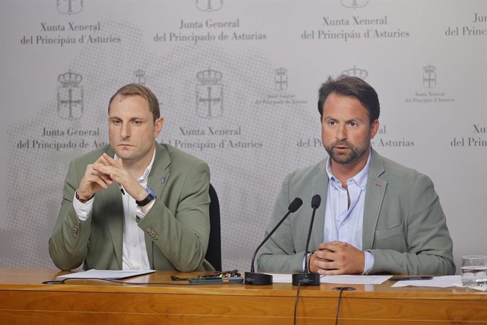 Los portavoces parlamentarios de Foro Asturias y PP, Adrián Pumares y Álvaro Queipo, este martes en rueda de prensa.