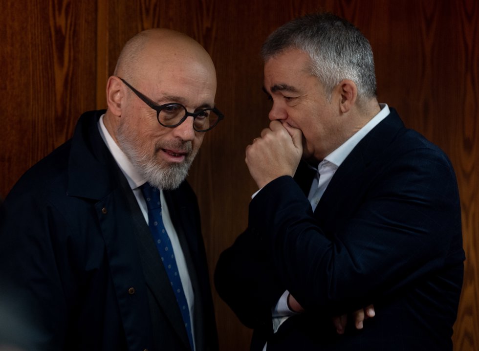 El ex secretario de Organización del PSOE Santos Cerdán (d) conversa con el abogado Jacobo Teijelo (i) a su llegada a la Comisión de Investigación del ‘caso Koldo’, en el Senado, a 17 de diciembre de 2025, en Madrid (España).