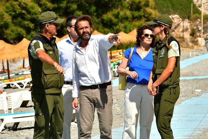 El delegado del Gobierno andaluz en Granada, Antonio Granados, presenta el servicio de lanzadera a Cantarriján.