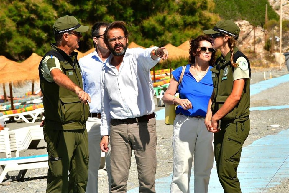 El delegado del Gobierno andaluz en Granada, Antonio Granados, presenta el servicio de lanzadera a Cantarriján.