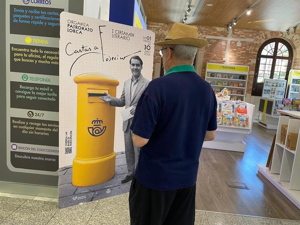 La oficina principal de Correos de Málaga anima a participar en la recta final del certamen literario 'Cartas a Federico' dedicado a Lorca
