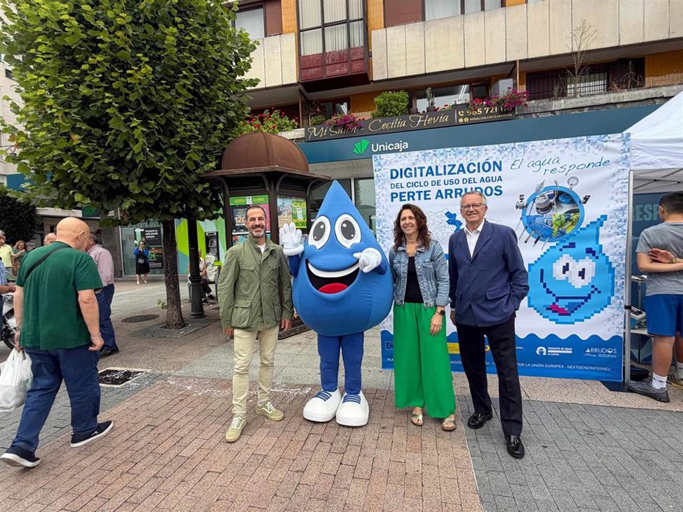 El alcalde de Siero, Ángel García, junto al Manuel Gutiérrez, gerente de CADASA, y Vanesa Mateo, directora general del Agua del Principado de Asturias.