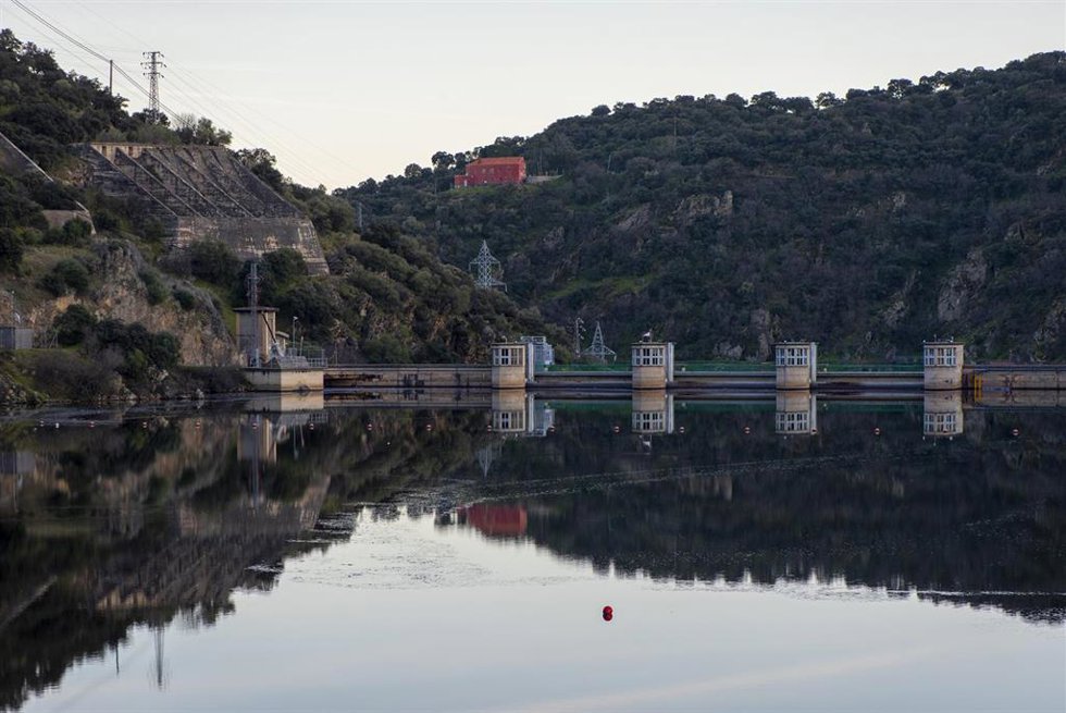 Archivo - Embalse y presa de Picadas, a 22 de febrero de 2026, en Aldea del Fresno, Madrid (España). 