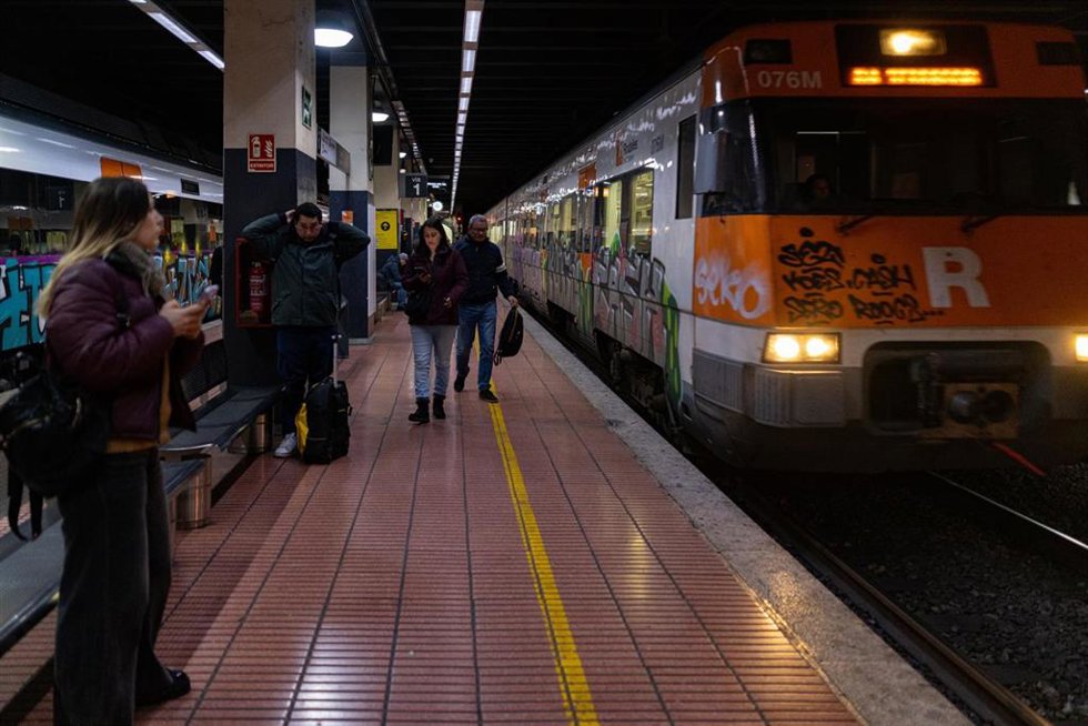 Archivo - Pasajeros de Rodalies