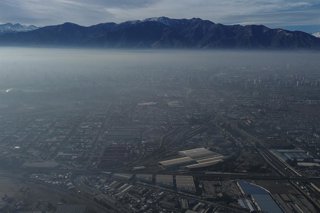 Santiago, 15 de junio de 2026.  Imágenes aéreas de Santiago durante la Preemergencia Ambiental declarada para hoy lunes 15 de Junio debido a las malas condiciones de ventilacion y los grandes incendios que han afectado a la ciudad  Diego Martin/Aton Chile