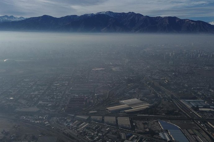 Santiago, 15 de junio de 2026.  Imágenes aéreas de Santiago durante la Preemergencia Ambiental declarada para hoy lunes 15 de Junio debido a las malas condiciones de ventilacion y los grandes incendios que han afectado a la ciudad  Diego Martin/Aton Chile