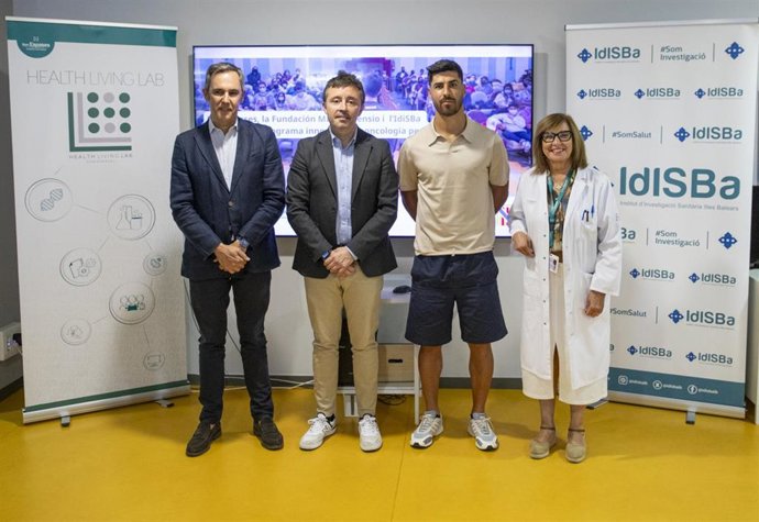 El futbolista Marco Asensio y la gerente de Son Espases, Cristina Granados, en la firma del acuerdo para poner en marcha el programa de atención a los pacientes oncológicos pediátricos.
