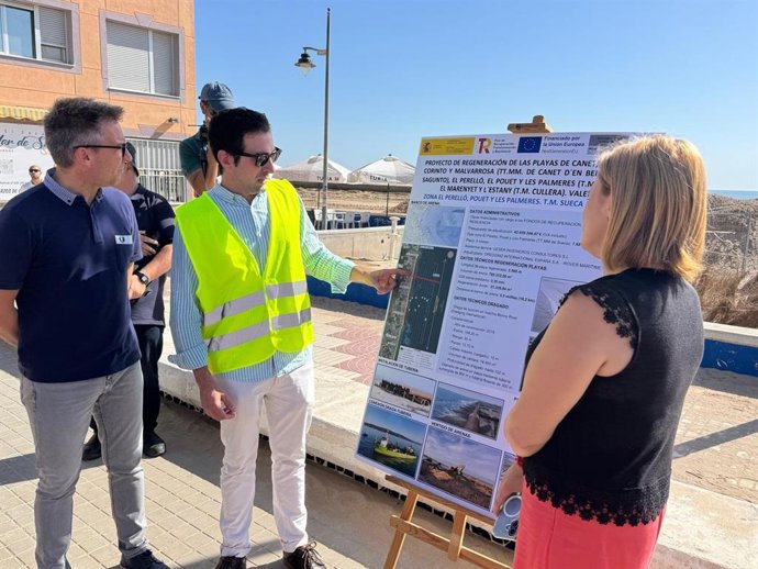 La delegada del Govern a la Comunitat Valenciana, Pilar Bernabé, ha visitat este dimarts, junt amb l'alcalde del municipi, Julián Sáez, i del Perelló, José Codoñer, les obres en les platges del Perelló, El Pouet i Les Palmeres.