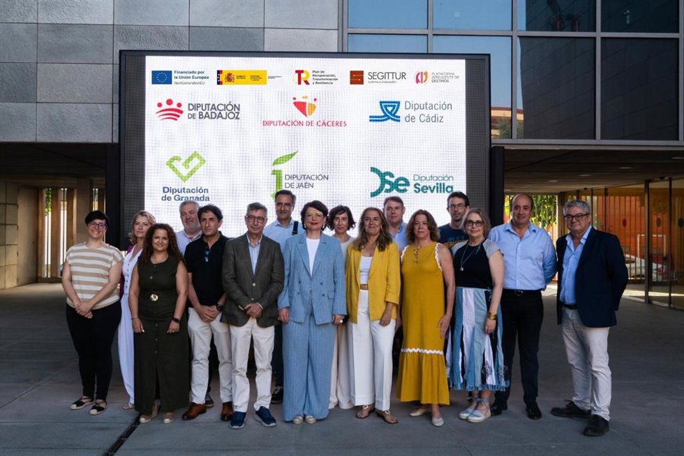 Imagen de los representantes de las Diputaciones provinciales de Sevilla, Cáceres, Cádiz, Badajoz, Jaén y Granada, reunidos para implantar la plataforma inteligente de destinos turísticos