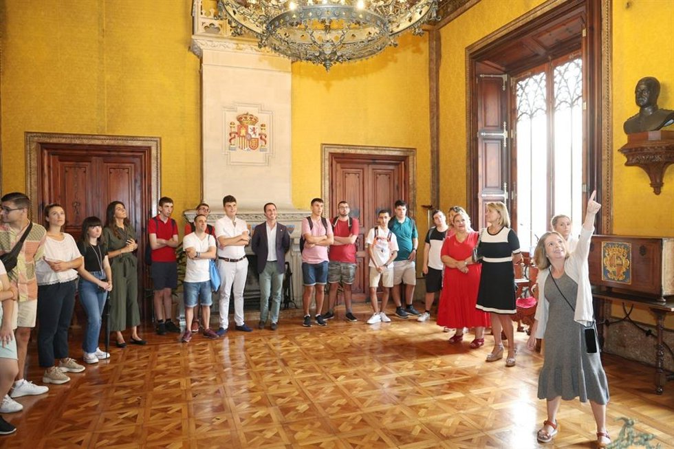 Visitantes en una de las estancias del Consell de Mallorca.