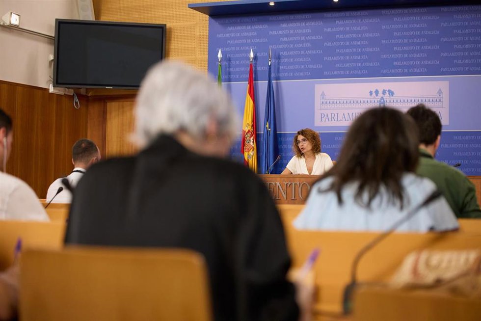 La secretaria general del PSOE-A, María Jesús Montero, ofrece una rueda de prensa en el Parlamento andaluz.