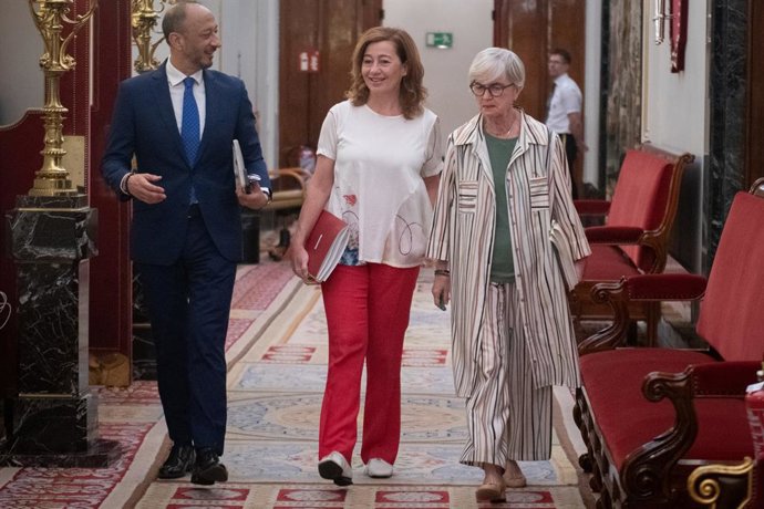 El vicepresidente primero del Congreso, Alfonso Rodríguez Gómez de Celis; la presidenta del Congreso, Francina Armengol; y la portavoz adjunta del PSOE en el Congreso, Isaura Leal, a su llegada a la reunión de la Mesa del Congreso de los Diputados, a 16 d