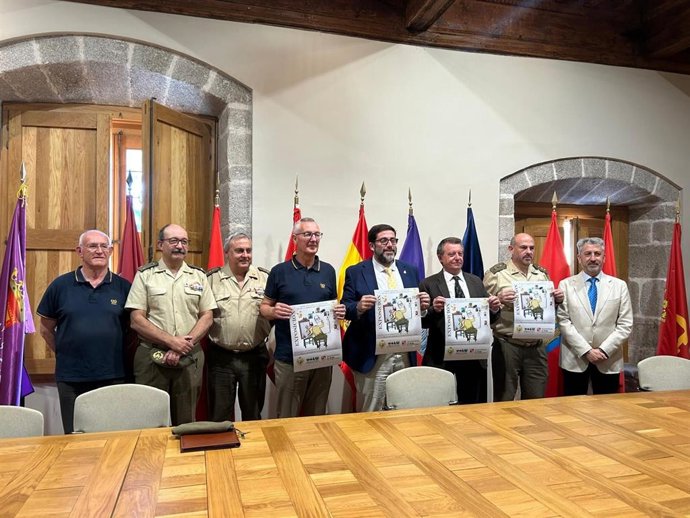 Los participantes en la presentación de la exposición sobre el Cuerpo de Intendencia.