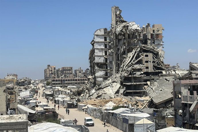 15 de junho de 2026, Cidade de Gaza, Faixa de Gaza, Território Palestino: Imagens de barracas que abrigam palestinos deslocados em meio aos escombros de prédios destruídos e à superlotação na área de Al-Maqousi, a noroeste da Cidade de Gaza, em 15 de junh