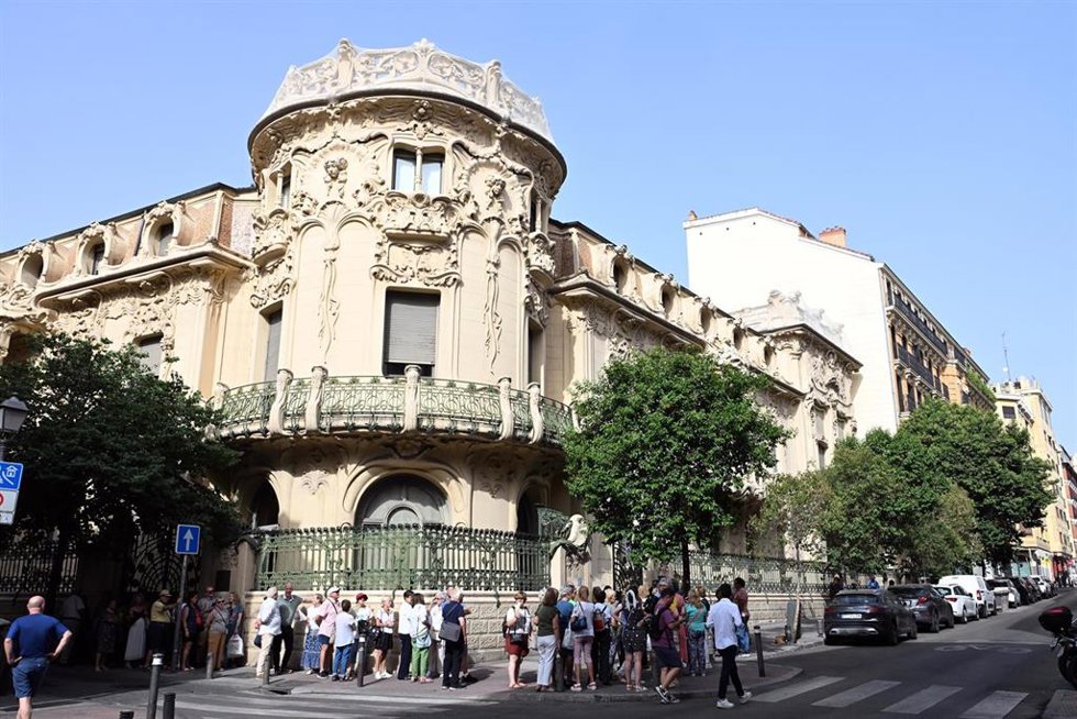 Archivo - Imagen del féretro con los restos mortales de Manuel de la Calva junto a retratos del cantante en la capilla ardiente situada en la SGAE, a 27 de agosto de 2025, en Madrid (España)