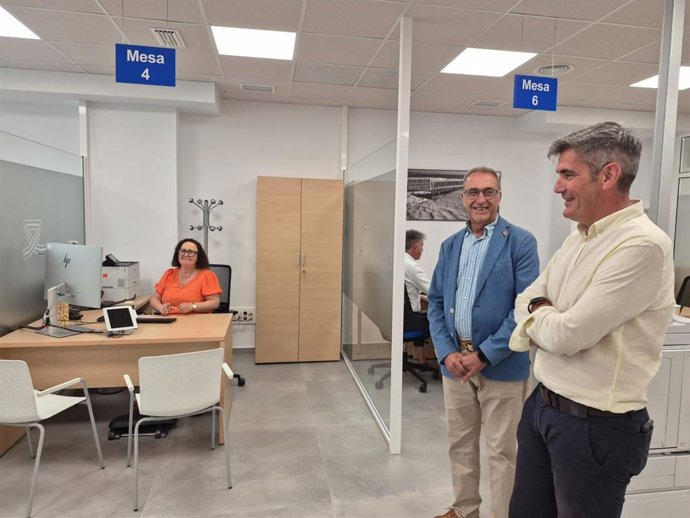 El vicepresidente quinto y responsable del Servicio Provincial de Recaudación y Gestión Tributaria de la Diputación de Cádiz, Sebastián Hidalgo, en la nueva Oficina de Recaudación de Tarifa, junto al alcalde, José Antonio Santos.