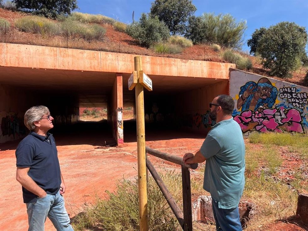 El concejal de Turismo y Patrimonio Histórico de Linares, Enrique Mendoza (i), observa una de las nuevas señales.