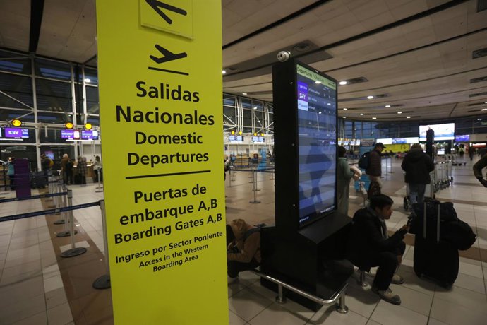 Santiago 12 de septiembre 2024. Pasajeros del aeropuerto Pudahuel Santiago son fotografiados durante el inicio de la huelga partir de las 07:00 horas de hoy.   Dragomir Yankovic/Aton Chile