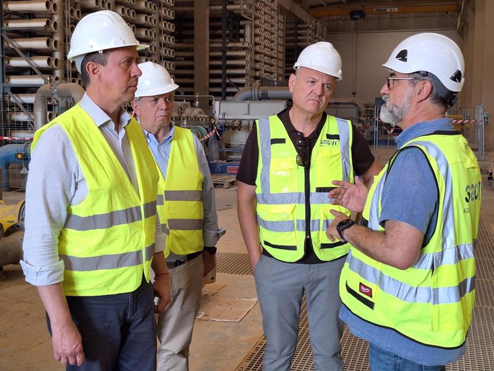 El subdelegado del Gobierno en Almería, José María Martín, junto a responsables institucionales y de Acuamed durante la visita a las obras de reparación de la desaladora del Bajo Almanzora I.