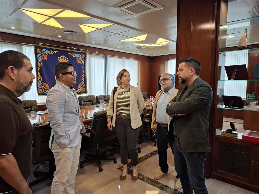 Una delegación de la localidad colombiana de Santa Marta junto al delegado del Estado de Zona Franca, Fran González