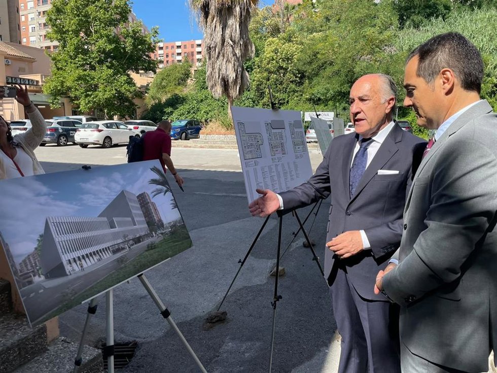 El consejero de Justicia con el alcalde de Algeciras en la primera piedra de la Ciudad de la Justicia.